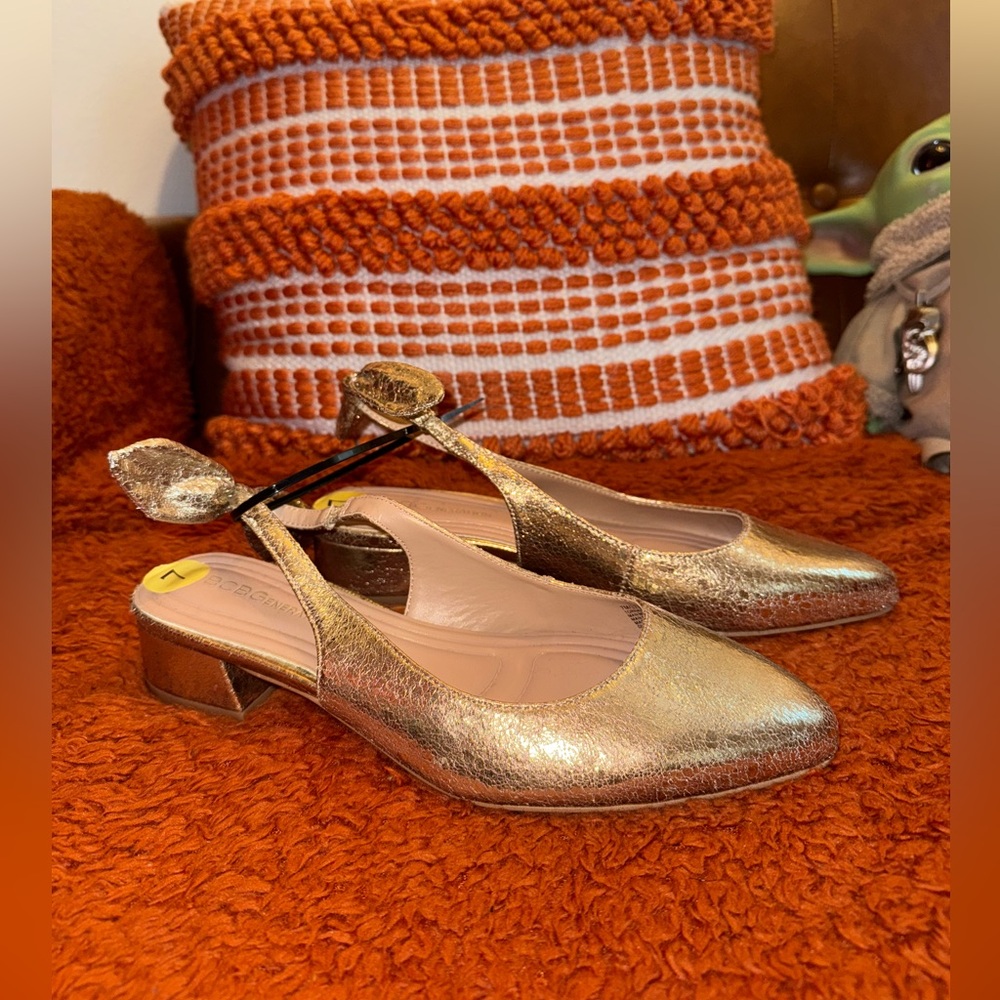 BCBGeneration gold foil metallic slingback bow block heel size 7